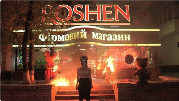 Активистка Femen подожгла игрушечных медведей у магазина Roshen в Киеве