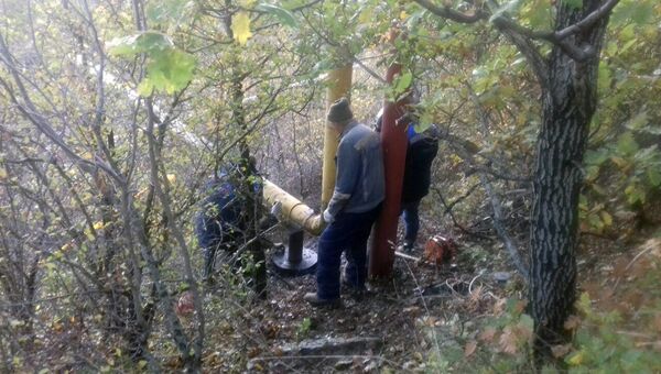 Аварийная служба на месте повреждения газопровода возле села Виноградное под Алуштой. 1 ноября 2017