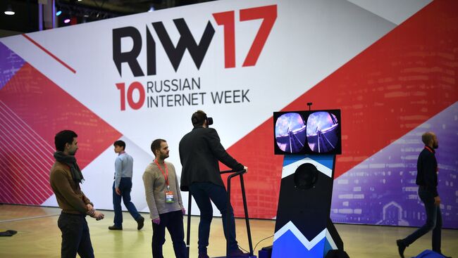 Посетители на Russian Internet Week (Неделя российского интернета / RIW) в центральном выставочном комплексе Экспоцентр в Москве. 1 ноября 2017