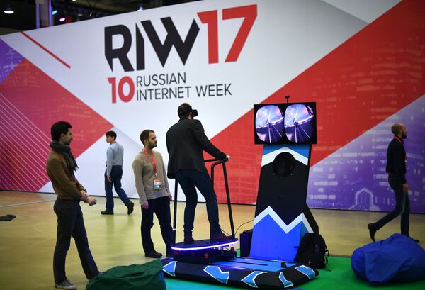Посетители на Russian Internet Week (Неделя российского интернета / RIW) в центральном выставочном комплексе Экспоцентр в Москве