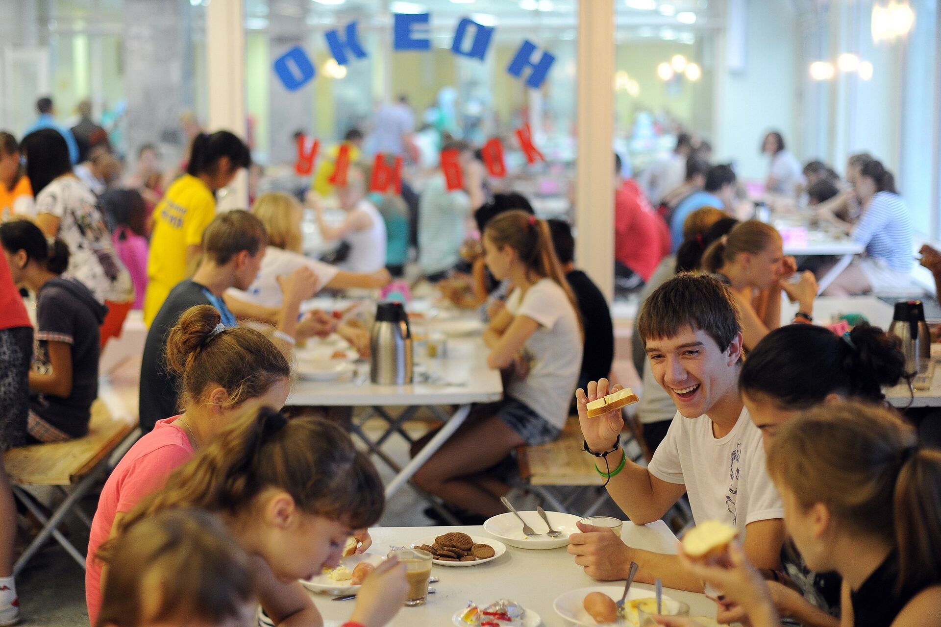 Посетители во время приема пищи в столовой всероссийского детского центра Океан во Владивостоке - РИА Новости, 1920, 21.06.2022