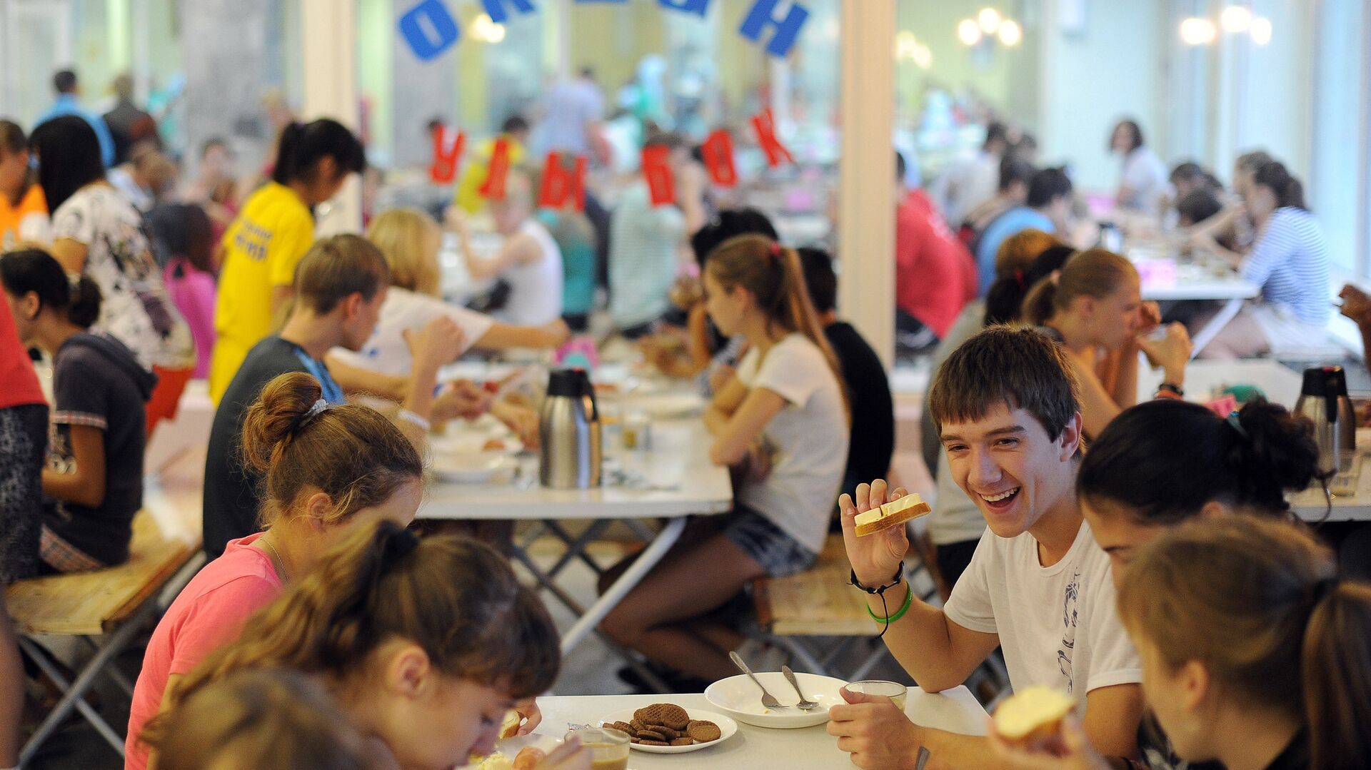 Посетители во время приема пищи в столовой всероссийского детского центра Океан во Владивостоке - РИА Новости, 1920, 30.06.2021
