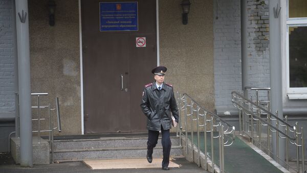Сотрудник полиции у здания политехнического колледжа №42 на Гвардейской улице в Москве. 1 ноября 2017
