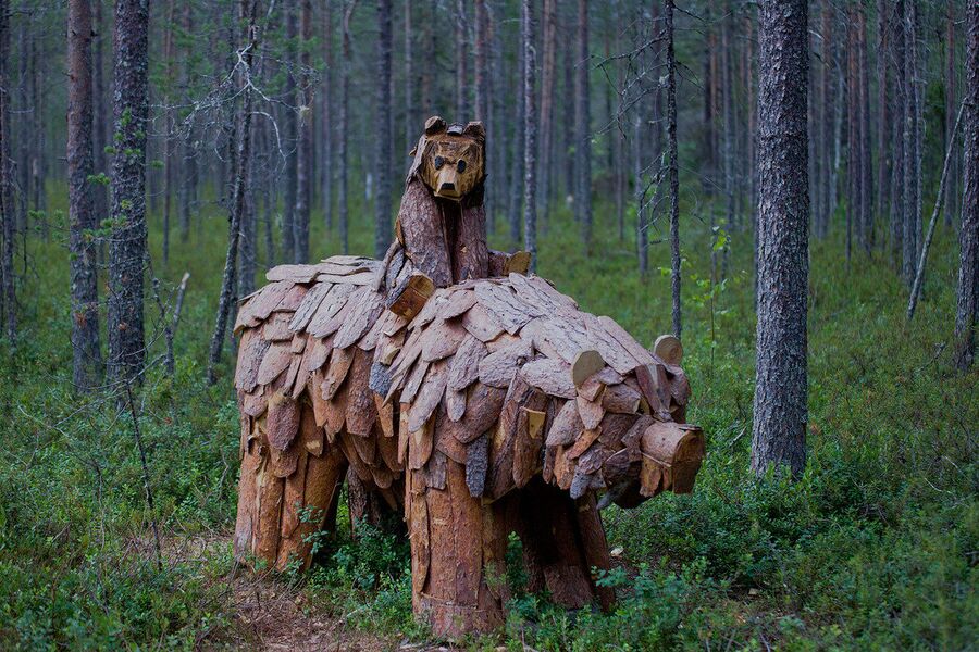 Арт-объект Медведица с медвежонком в Кенозерском национальном парке