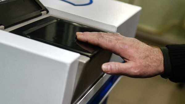 Снятие отпечатков пальцев на многофункциональной дактилоскопической станции. Архивное фото