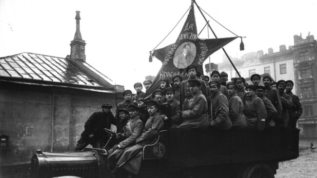 Празднование 1-ой годовщины Октябрьской революции в Петрограде