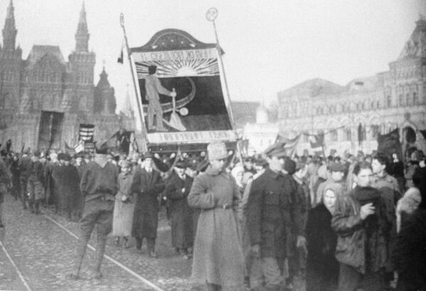Торжественное шествие на Красной площади, посвященное первой годовщине Великой Октябрьской социалистической революци