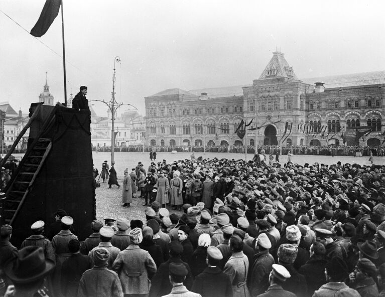 Выступление Владимира Ильича Ленина на Красной площади в день празднования первой годовщины Великой Октябрьской социалистической революции после открытия мемориальной доски Павшим в борьбе за мир и братство народов