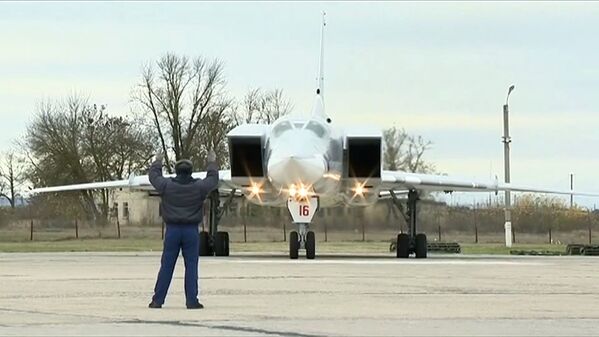 Бомбардировщик Ту-22М3 ВКС РФ готовится к взлету для выполнения операции по нанесению авиаударов по объектам террористов в провинции Дейр-эз-Зор