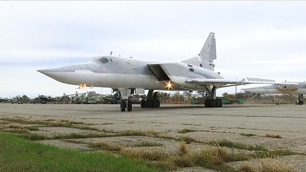 Бомбардировщик Ту-22М3 ВКС РФ готовится к взлету для выполнения операции по нанесению авиаударов по объектам террористов в провинции Дейр-эз-Зор