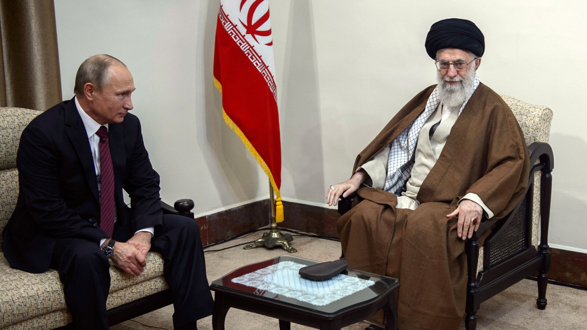 Владимир Путин и верховный руководитель Исламской Республики Иран Сайед Али Хаменеи во время встречи в Тегеране. 1 ноября 2017 - РИА Новости, 1920, 19.07.2022