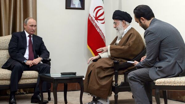 Владимир Путин и верховный руководитель Исламской Республики Иран Сайед Али Хаменеи во время встречи в Тегеране