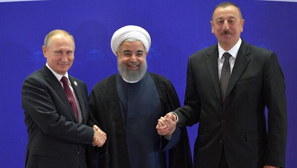 Президент РФ Владимир Путин, президент Ирана Хасан Рухани и президент Азербайджана Ильхам Алиев перед началом встречи в Тегеране. 1 ноября 2017
