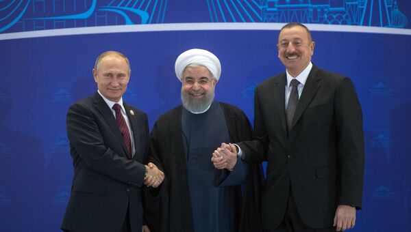 Президент РФ Владимир Путин, президент Ирана Хасан Рухани и президент Азербайджана Ильхам Алиев перед началом встречи в Тегеране. 1 ноября 2017