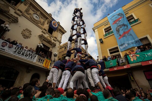 Возведение башни из людей во время Дня всех святых в городе Вилафранка-дель-Пенедес, недалеко от Барселоны, Испания