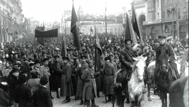 Демонстрация в честь первой годовщины Советской власти. Архивное фото