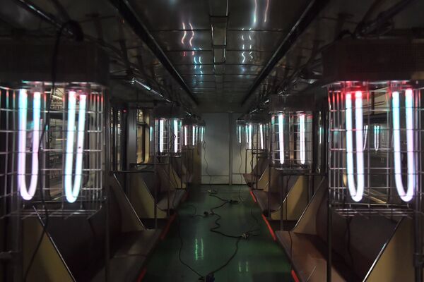 Кварцевые лампы обеззараживают вагоны в электродепо Калужское Московского метрополитена