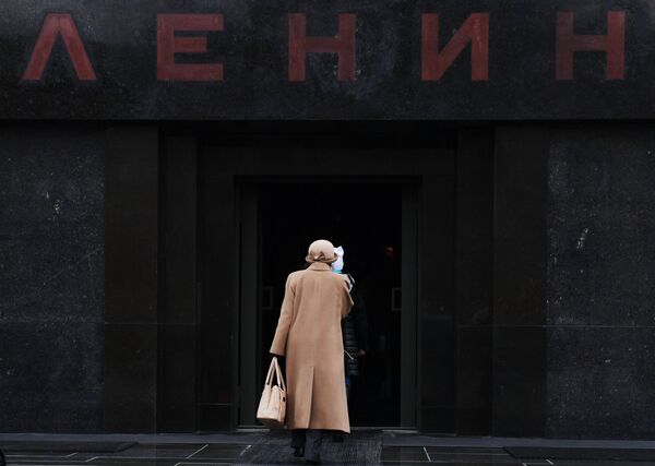 Посетители заходят в Мавзолей В.И. Ленина на Красной площади, который открылся после ремонта