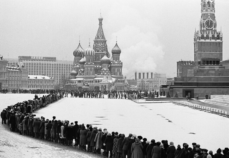 Очередь к Мавзолею на Красной площади. 60 лет со дня смерти В.И.Ленина