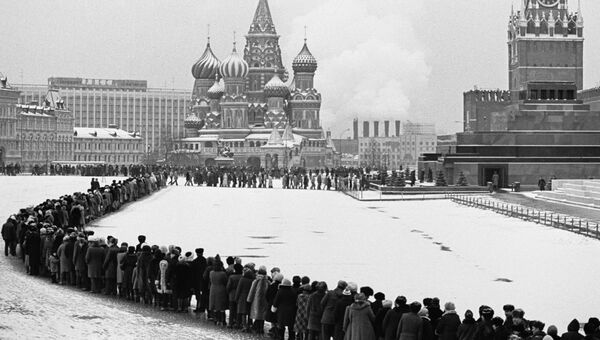 Очередь к Мавзолею на Красной площади. 60 лет со дня смерти В.И.Ленина