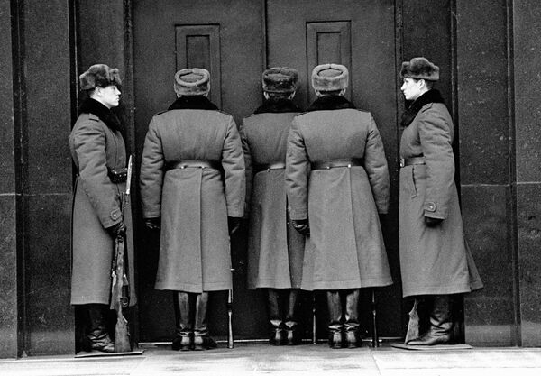 Смена почетного караула около Мавзолея В. И. Ленина Смена почетного караула около Мавзолея В. И. Ленина