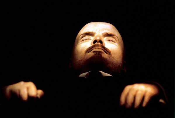 Бальзамированное тело В.И.Ленина в мавзолее в Москве
