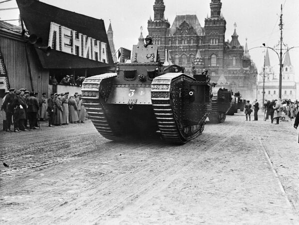 Танк на военном параде во время празднования годовщины Великой Октябрьской социалистической революции. 1930 год.