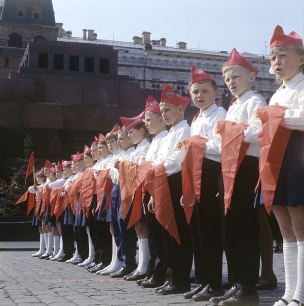 Участники торжественной церемонии принятия в пионеры на Красной площади в Москве. 1973 год.