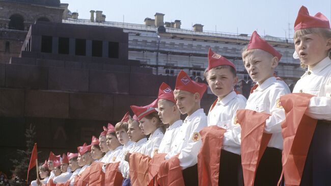 Участники торжественной церемонии принятия в пионеры на Красной площади в Москве