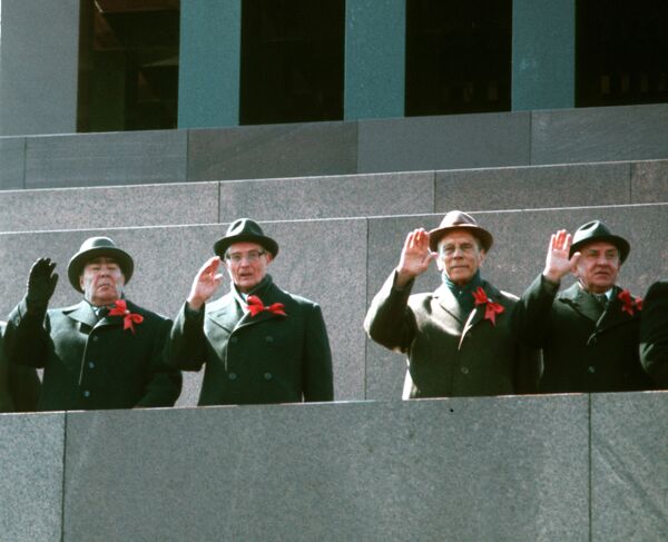 Празднование Дня солидарности 1 Мая на Красной площади. Руководители Коммунистической партии Советского Союза и Советстского правительства на трибуне Мавзолея В.И.Ленина