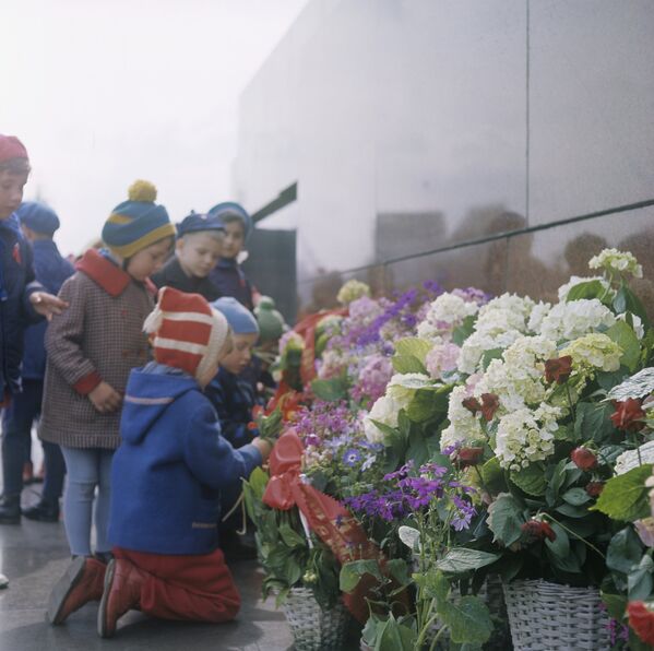 Дети во время возложения цветов к Мавзолею В.И.Ленина в Москве. 1968 год