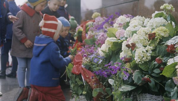 Дети во время возложения цветов к Мавзолею В.И.Ленина в Москве. 1968 год