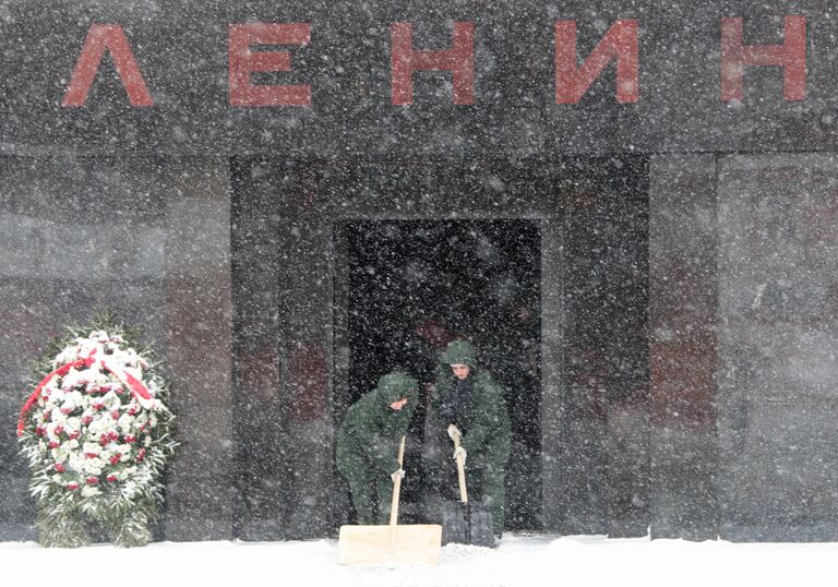 Расчистка снега у входа в мавзолей Владимира Ленина на Красной площади. Депутат Государственной Думы РФ от фракции Единая Россия Владимир Мединский выступил с инициативой о перезахоронении тело Владимира Ленина