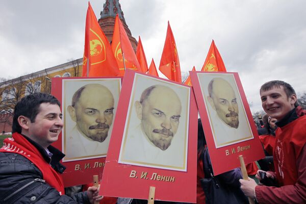 Участники акции на Красной площади во время церемонии возложения цветов и венков к мавзолею В.И. Ленина в день 140-й годовщины со дня рождения вождя пролетариата