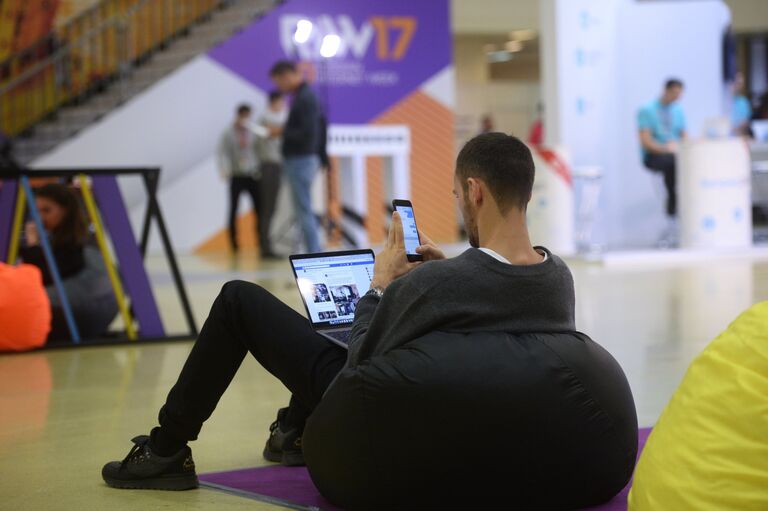 Посетитель на Russian Internet Week (Неделя российского интернета / RIW) в центральном выставочном комплексе Экспоцентр в Москве