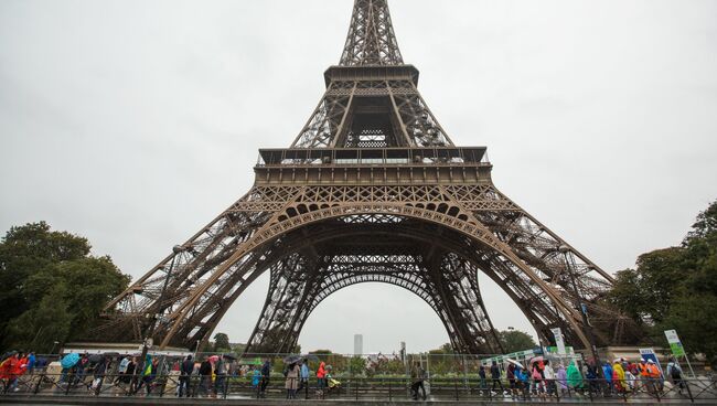 Эйфелева башня в Париже. Архивное фото