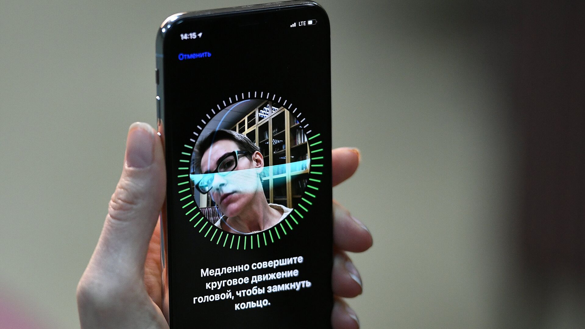 Настройка Face ID на новом смартфоне iPhone X от компании Apple - РИА Новости, 1920, 22.08.2022