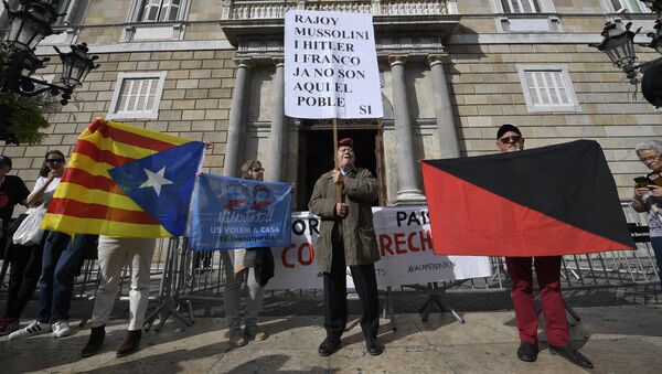 Участники митинга в поддержку бывших представителей женералитета Каталонии в Барселоне. Архивное фото