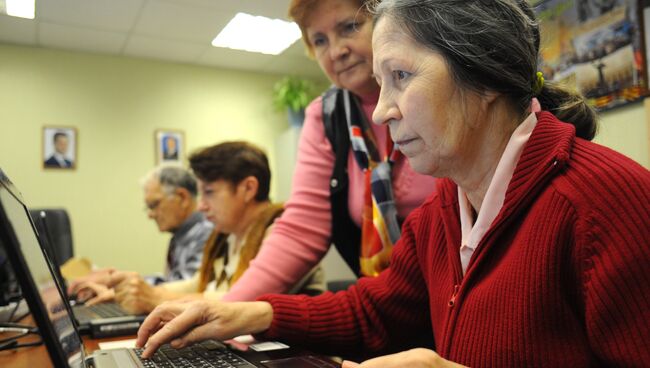 Посетительница отделения дневного пребывания центра социального обслуживания Троицкий обучаются работе на персональном компьютере