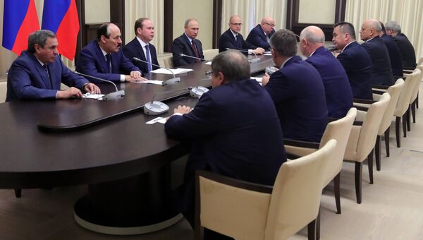 Президент РФ Владимир Путин во время встречи с ушедшими в отставку руководителями регионов. 2 ноября 2017