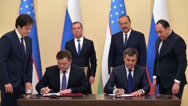 Дмитрий Медведев и премьер-министр Узбекистана Абдулла Арипов на церемонии подписания совместных документов по итогам российско-узбекистанских переговоров. 2 ноября 2017