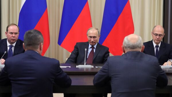 Президент РФ Владимир Путин во время встречи с ушедшими в отставку руководителями регионов. 2 ноября 2017