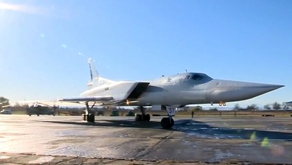 Бомбардировщик Ту-22М3 ВКС РФ готовится к взлету перед выполнением операции по нанесению авиаударов по объектам террористов в провинции Дейр-эз-Зор. 2 ноября 2017