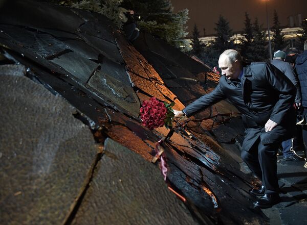 Президент РФ Владимир Путин принимает участие в церемонии открытия мемориала памяти жертв политических репрессий Стена скорби
