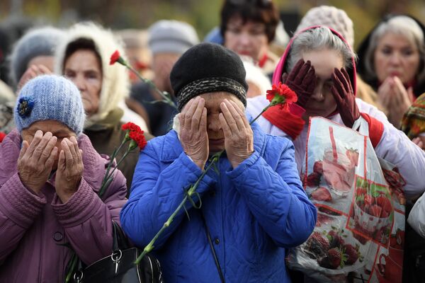 Жители Казани у мемориала на Арском кладбище в День памяти жертв политических репрессий