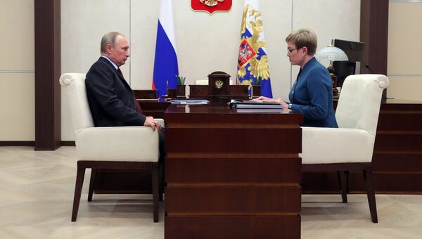 Президент РФ Владимир Путин и губернатор Мурманской области Марина Ковтун во время встречи. 2 ноября 2017