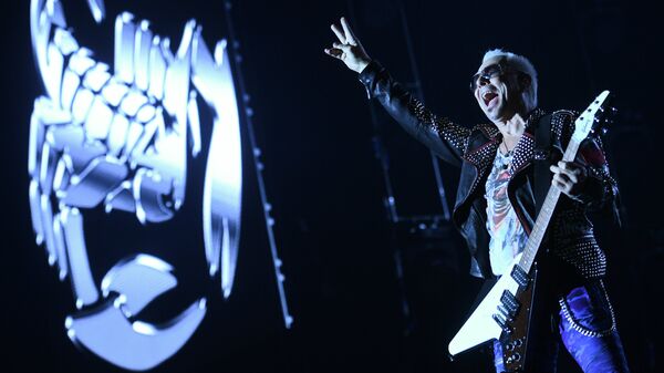 Гитарист группы Scorpions Рудольф Шенкер выступает на концерте в спорткомплексе Олимпийский в Москве