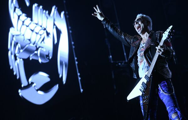 Гитарист группы Scorpions Рудольф Шенкер выступает на концерте в Спорткомплексе Олимпийский в Москве