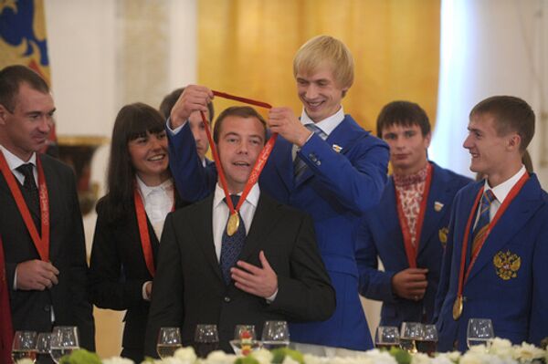 Российские спортсмены вручили Медведеву медаль участника Олимпиады