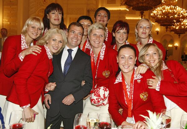 Президент РФ Дмитрий Медведев и российские спортсменки